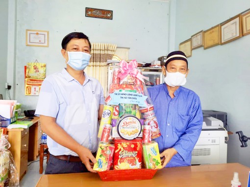 Đại diện lãnh đạo thị xã Tân Châu chúc Tết Roya Haji