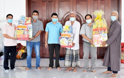 Lãnh đạo huyện Châu Thành thăm và chúc mừng Tết Roya Haji