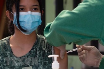 Indonesia bắt đầu tiêm vaccine liều 3 cho các nhân viên y tế