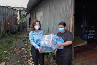 Hội đồng Đội tỉnh An Giang tặng quà thiếu nhi có hoàn cảnh đặc biệt khó khăn bị ảnh hưởng dịch bệnh COVID- 19 ở TP. Long Xuyên