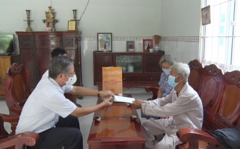 Lãnh đạo huyện Tri Tôn thăm Mẹ Việt Nam Anh hùng và Anh hùng lực lượng vũ trang nhân dân