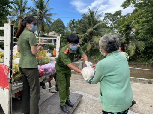 Công an tỉnh An Giang tổ chức Chương trình “Hạt gạo nghĩa tình với nhân dân”