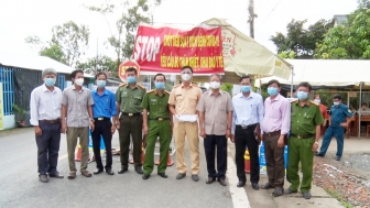 Lãnh đạo huyện Tri Tôn động viên chốt kiểm soát COVID-19