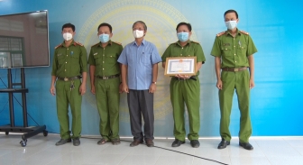 UBND huyện Tri Tôn khen thưởng đột xuất Công an thị trấn Ba Chúc