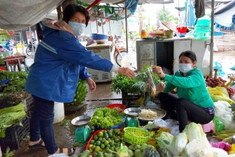 Hội Liên hiệp Phụ nữ huyện Phú Tân giúp đỡ hộ dân khó khăn trong mùa dịch