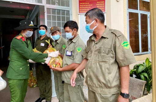 Công an TP. Long Xuyên tặng quà thiết yếu lực lượng bảo vệ dân phố và dân phòng