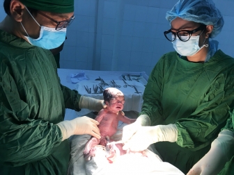 Bệnh viện Sản-Nhi An Giang phẫu thuật thành công sản phụ mang 3 thai nhi