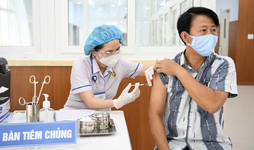 TP.HCM tiêm vắc xin COVID-19 đợt 5, người lớn tuổi và bệnh nền được tiêm