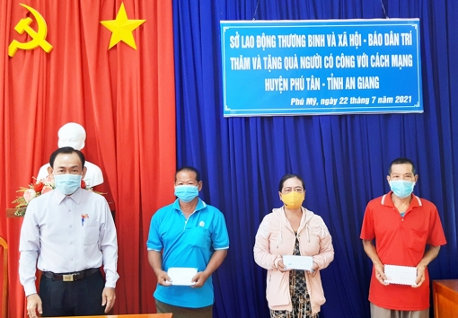 Tặng quà gia đình chính sách, gia đình có công ở huyện Phú Tân