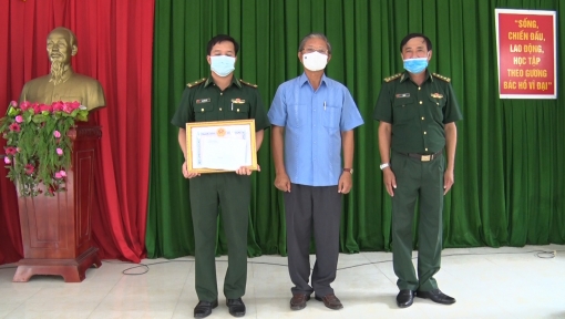 Khen thưởng đột xuất Đồn Biên phòng Vĩnh Gia
