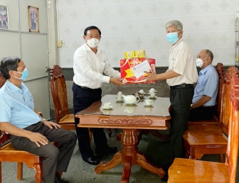 Thăm, tặng quà gia đình chính sách huyện Tri Tôn