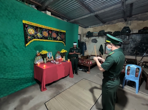 Chịu tang cha trên chốt biên giới