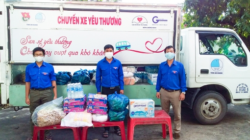 Trao nhu yếu phẩm và hỗ trợ tiêu thụ nông sản