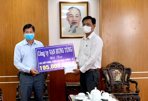 Công ty TNHH MTV Môi trường Vạn Hưng Tùng hỗ trợ 490 triệu đồng phòng, chống dịch COVID-19