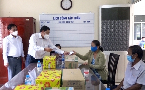 An Phú tặng quà gia đình chính sách nhân ngày Thương binh - Liệt sĩ 27-7