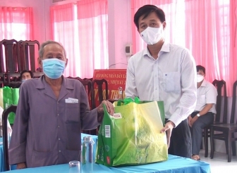 Sở Tài chính An Giang tặng quà gia đình chính sách và lực lượng làm nhiệm vụ phòng, chống dịch bệnh COVID-19 xã Nhơn Hội