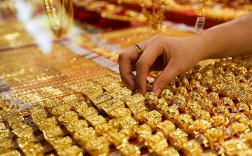 Giá vàng hôm nay 24-7: Chịu áp lực của đồng USD, vàng giảm giá