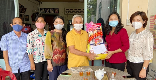 Bí thư Thành ủy, Chủ tịch UBND TP. Long Xuyên thăm, tặng quà gia đình chính sách nhân ngày Thương binh- Liệt sĩ 27-7
