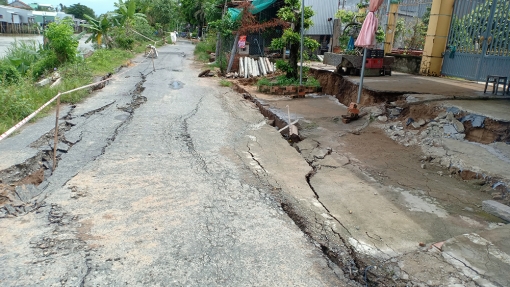 Đo đạc địa hình đáy kênh Cây Dương khu vực sạt lở, sụp, lún đất bờ kênh ấp Chánh Hưng, xã Bình Long