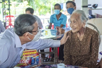 Phó Bí thư Thường trực Tỉnh ủy, Chủ tịch HĐND tỉnh An Giang Lê Văn Nưng thăm, tặng quà mẹ Việt Nam Anh hùng và mẹ của Anh hùng lực lượng vũ trang nhân dân