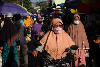 Ca tử vong cao, Indonesia vẫn nới lỏng biện pháp phòng chống COVID-19