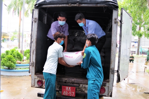Lữ đoàn Pháo binh 6 hỗ trợ nhu yếu phẩm cho người dân
