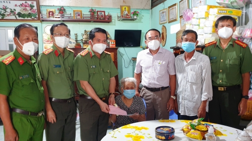 Thăm các gia đình chính sách tại huyện Tịnh Biên nhân kỷ niệm 74 năm ngày Thương binh – Liệt sĩ