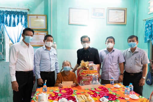 Tri ân người có công với cách mạng