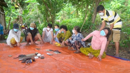 Mùa dịch, kéo nhau lên núi… đánh bạc