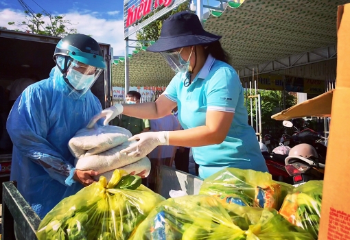 Tặng quà thiết yếu cho các hộ dân trong khu vực bị phong tỏa ở 2 phường Mỹ Thới và Mỹ Thạnh