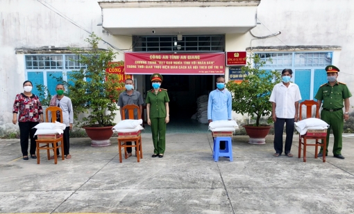 Tri Tôn hỗ trợ trên 3.100 phần quà cho người dân bị ảnh hưởng dịch bệnh COVID-19