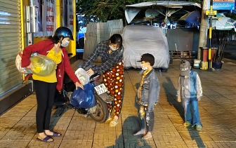 Cảnh sát Giao thông trật tự Công an huyện Phú Tân giúp gia đình vừa hoàn thành cách ly được về nhà trong đêm