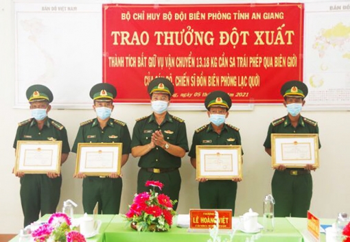 Bộ Tư lệnh Bộ đội Biên phòng trao thưởng đột xuất lực lượng tham gia đấu tranh chuyên án AG421