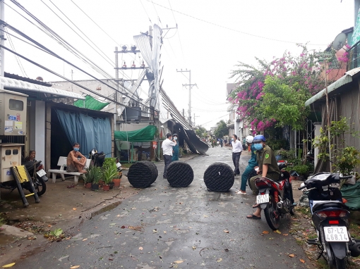 UBND huyện Chợ Mới thăm hỏi gia đình thiệt hại do dông lốc