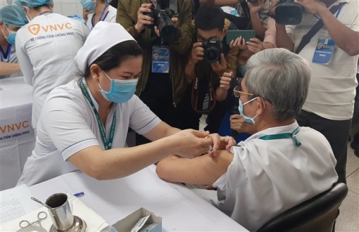 Phấn đấu tới cuối tháng 8, 70% người dân TP. HCM được tiêm vaccine COVID-19