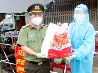 Công an tỉnh An Giang tặng lương thực, thực phẩm cho người dân gặp khó khăn ở các khu vực bị phong tỏa
