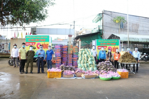 UBMTTQVN huyện Châu Thành tặng trên 12.580 phần quà cho người dân gặp khó khăn do ảnh hưởng dịch COVID-19