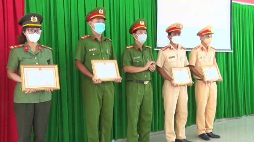 Công an tỉnh An Giang khen thưởng đột xuất 4 cán bộ nêu cao tinh thần “Vì nhân dân phục vụ”