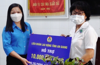 Liên đoàn Lao động tỉnh  An Giang và Công đoàn ngành y tế tỉnh thăm và tặng quà lực lượng y tế Thoại Sơn