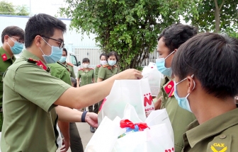 Thăm, tặng quà các chốt phòng, chống dịch trên tuyến biên giới ở Tịnh Biên