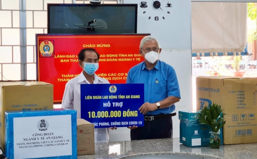 Liên đoàn Lao động tỉnh An Giang thăm, tặng quà y, bác sĩ làm nhiệm vụ phòng, chống dịch COVID-19