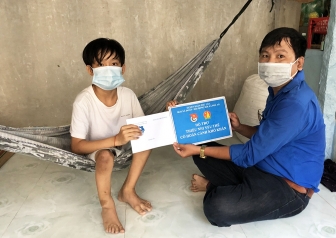 Huyện đoàn Phú Tân tặng quà cho trẻ em hoàn cảnh khó khăn
