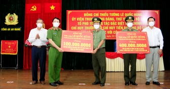 Thứ trưởng Bộ Công an Lê Quốc Hùng: An Giang đang là “vùng xanh” và đang ở “giai đoạn vàng”, nên phải quyết liệt hơn nữa và thực hiện đồng bộ các biện pháp, khoanh vùng, dập dịch