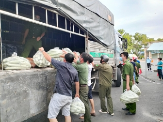 UBMTTQVN huyện Châu Phú phối hợp Công an huyện chuyển 18 tấn rau, củ, quả đến Công an TP. Thủ Đức