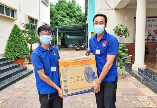 Báo An Giang tiếp tục tặng 2.000 trứng vịt cho người dân bị ảnh hưởng dịch bệnh COVID-19 trên địa bàn TP. Long Xuyên
