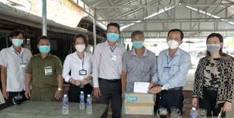 UBMTTQVN huyện Châu Phú thăm, tặng quà các chốt kiểm soát phòng, chống dịch COVID-19 trên địa bàn huyện