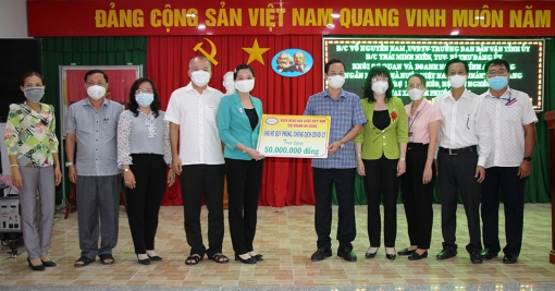 Đảng ủy Khối Cơ quan và Doanh nghiệp An Giang cùng các đơn vị tài trợ trao 200 triệu đồng hỗ trợ người dân huyện Chợ Mới phòng, chống dịch COVID-19