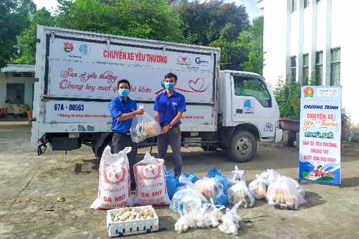 Hội đồng Đội tỉnh An Giang trao quà cho thiếu nhi huyện An Phú