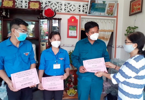 Tặng 40 triệu đồng hỗ trợ đoàn viên, thanh niên có hoàn cảnh khó khăn tham gia phòng, chống dịch COVID-19