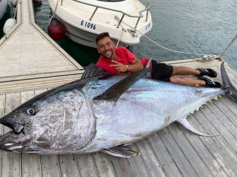 Cần thủ câu được con cá ngừ nặng 328kg